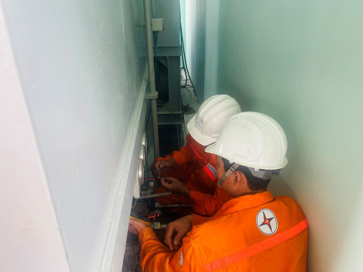 Thao tác kiểm tra tìm lỗi van điện thủy lực điều khiển mở cấp dầu nâng cửa van cung.