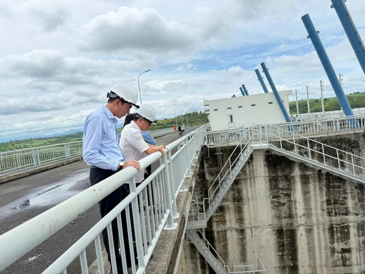Ông Trần Quốc Toàn – Phó Giám đốc Sở Công Thương tỉnh Đắk Lắk - chứng kiến hoạt động diễn tập tại cửa van cung Đập tràn.