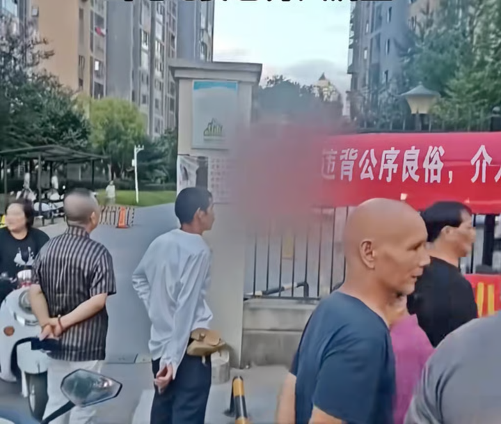 Băng rôn tố cáo ngoại tình của người vợ khiến dân cư không khỏi tò mò.