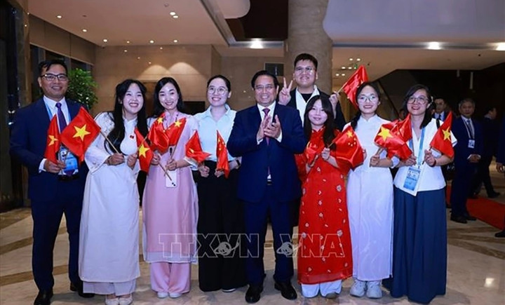 Cộng đồng người Việt Nam tại Thiên Tân đón Thủ tướng Phạm Minh Chính sang tham dự Hội nghị Thượng đỉnh Tổ chức Hợp tác Thượng Hải (SCO) 2025. (Ảnh: TTXVN)