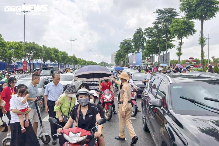 Cán bộ, chiến sỹ đội CSGT số 15 điều tiết, hướng dẫn giao thông.