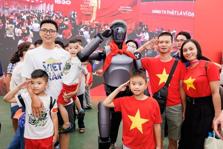 'Chạm đỉnh' cảm xúc với 'đại tiệc trải nghiệm' tại Trung tâm Triển lãm Việt Nam - 2
