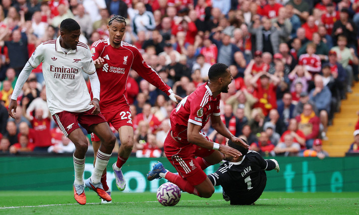 Raya bị đánh bại nhưng cầu thủ Liverpool bị phạt việt vị. (Ảnh: Reuters)