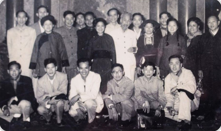 Ngày 20/1/1948, Chủ tịch Hồ Chí Minh ký Sắc lệnh số 111 phong quân hàm Thiếu tướng cho ông Chu Văn Tấn (người đứng hàng sau cùng, thứ 3 từ trái sang).