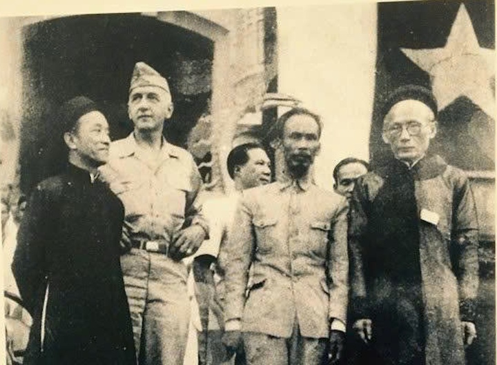 Bộ trưởng Nguyễn Văn Tố (ngoài cùng bên trái) và Chủ tịch Hồ Chí Minh lại lễ mít tinh vận động cứu đói tổ chức trước Nhà hát lớn Hà Nội năm 1945. (Ảnh Tư liệu)