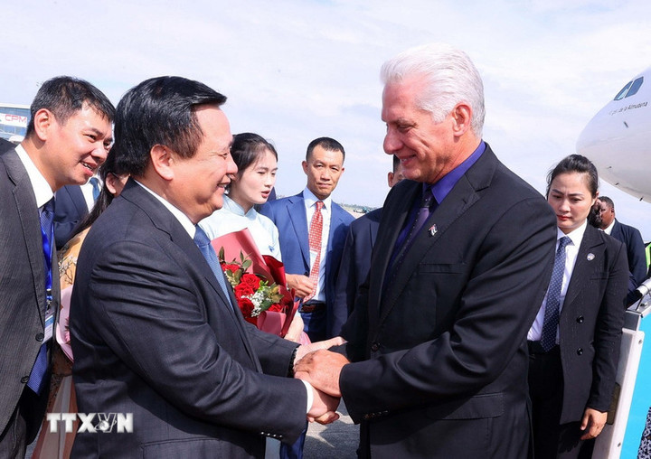 Ông Nguyễn Xuân Thắng, Giám đốc Học viện Chính trị quốc gia Hồ Chí Minh, Chủ tịch Hội đồng Lý luận Trung ương, đón Bí thư Thứ nhất, Chủ tịch nước Cuba và Phu nhân tại Sân bay quốc tế Nội Bài.