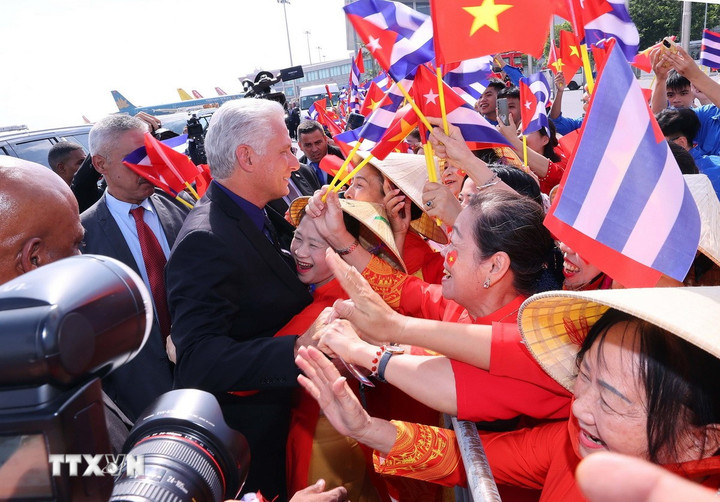 Bí thư Thứ nhất, Chủ tịch nước Cuba giao lưu với đông đảo người dân ra đón tại Sân bay quốc tế Nội Bài.