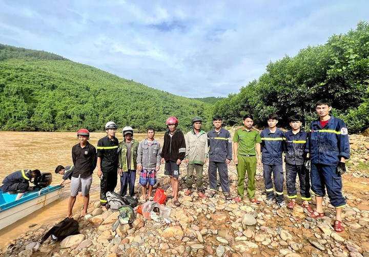 Trước đó, chiều 30/8, lực lượng Công an cũng ứng cứu 5 người mắc kẹt trong khu vực rừng Hiếu Giang (Quảng Trị). (Ảnh: Cảnh sát PCCC&CNCH Công an Quảng Trị)