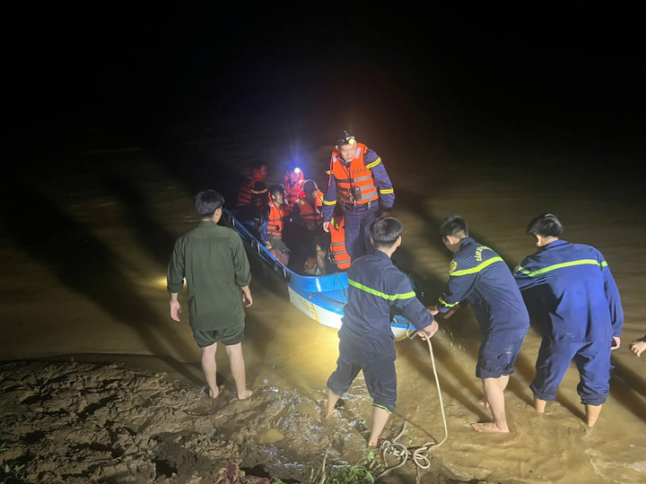 Công an tiếp cận, ứng cứu thành công 6 người bị mắc kẹt do mưa lũ lúc đêm khuya. (Ảnh: CA Quảng Trị)