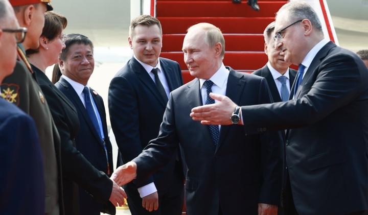 Tổng thống Nga Vladimir Putin tại sân bay Thiên Tân. (Ảnh: TASS)