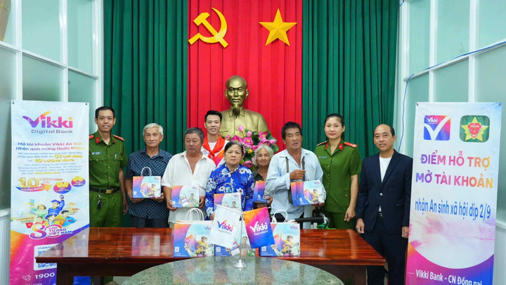 Đại diện Ngân hàng số Vikki trao tặng quà điện thoại thông minh cho các hộ dân có hoàn cảnh khó khăn tại Đồng Nai.