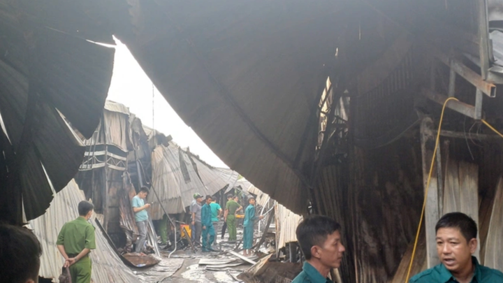 Hàng chục tiểu thương đã trở thành người trắng tay sau vụ cháy chợ Thanh Tùng.