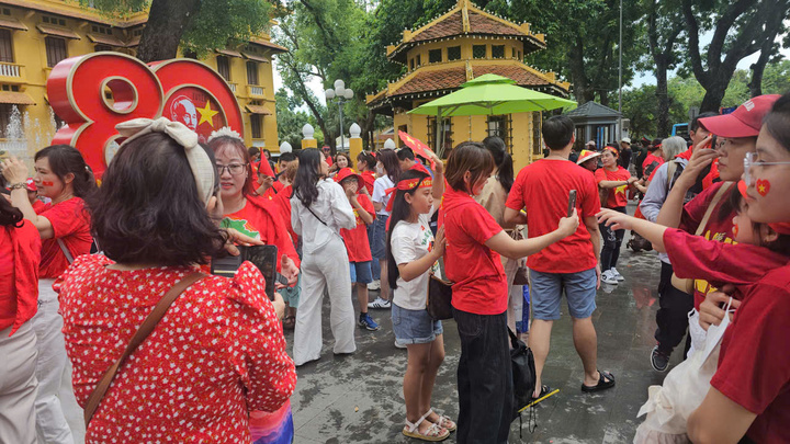 Khách đua nhau check-in, thư giãn trong kỳ nghỉ Tết Độc lập.