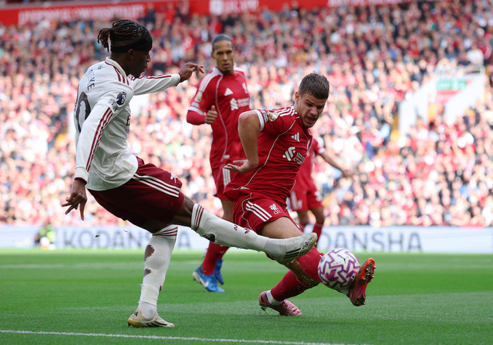 Madueke tạo ra nhiều mối đe dọa hơn so với Martinelli ở cánh đối diện. (Ảnh: Reuters)