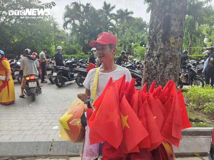 Một người bán hàng rong với các sản phẩm in hình quốc kỳ.