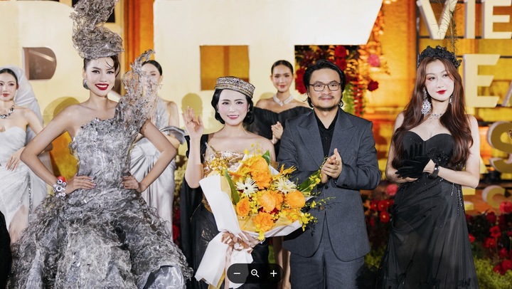 Show thời trang VBFF lần thứ 12 thuộc khuôn khổ cuộc thi Miss Grand Vietnam 2025 vừa diễn ra, thu hút sự quan tâm của fan sắc đẹp. Trong đó, BST "Éclat" của NTK Thanh Hương Bùi để lại ấn tượng đặc biệt với những thiết kế độc đáo.