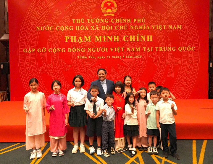 Thủ tướng chụp ảnh với các em nhỏ.