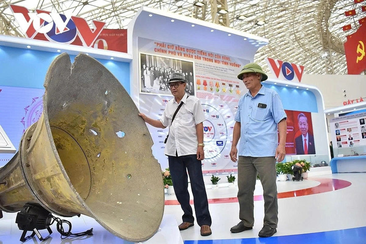 Khách tham quan gian trưng bày của VOV.