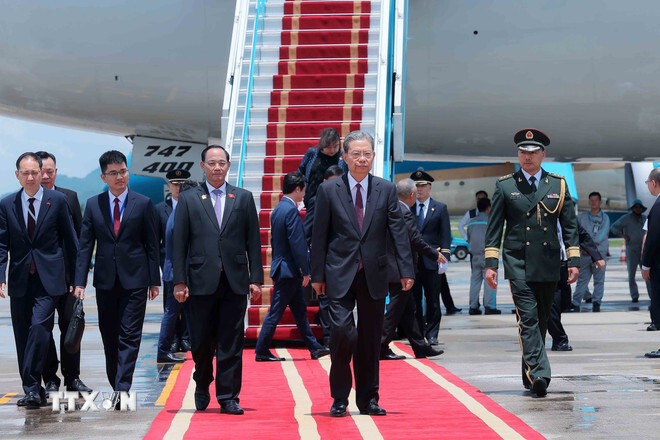 Phó Chủ tịch Quốc hội Trần Quang Phương đón Ủy viên trưởng Nhân đại toàn quốc Trung Quốc Triệu Lạc Tế tại Sân bay quốc tế Nội Bài. (Ảnh: An Đăng/TTXVN)