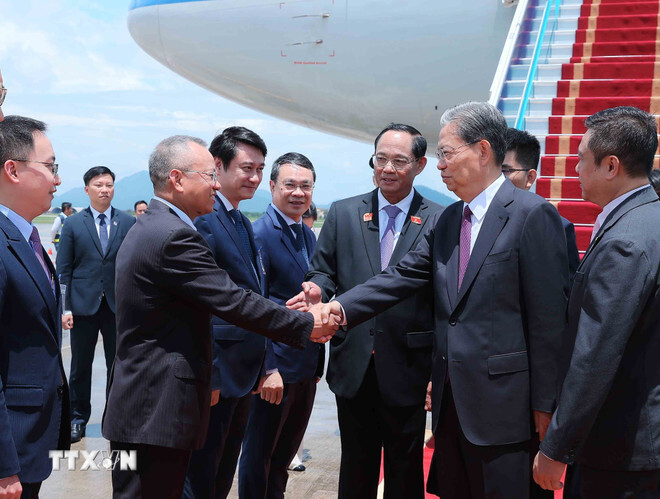 Phó Chủ tịch Quốc hội Trần Quang Phương cùng đại diện lãnh đạo các ban, bộ, ngành và thành phố Hà Nội đón Ủy viên trưởng Nhân đại toàn quốc Trung Quốc Triệu Lạc Tế tại Sân bay quốc tế Nội Bài. (Ảnh: An Đăng/TTXVN)