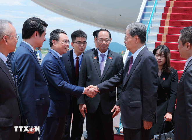 Phó Chủ tịch Quốc hội Trần Quang Phương cùng đại diện lãnh đạo các ban, bộ, ngành và thành phố Hà Nội đón Ủy viên trưởng Nhân đại toàn quốc Trung Quốc Triệu Lạc Tế tại Sân bay quốc tế Nội Bài. (Ảnh: An Đăng/TTXVN)