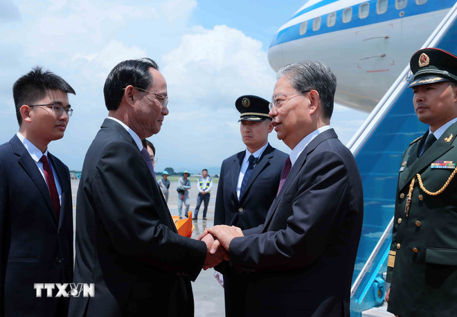 Phó Chủ tịch Quốc hội Trần Quang Phương đón Ủy viên trưởng Nhân đại toàn quốc Trung Quốc Triệu Lạc Tế tại Sân bay quốc tế Nội Bài. (Ảnh: An Đăng/TTXVN)