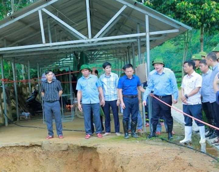 Ông Mai Xuân Liêm- Phó Chủ tịch UBND tỉnh Thanh Hóa - chỉ đạo khắc phục bão lụt tại xã Yên Nhân.