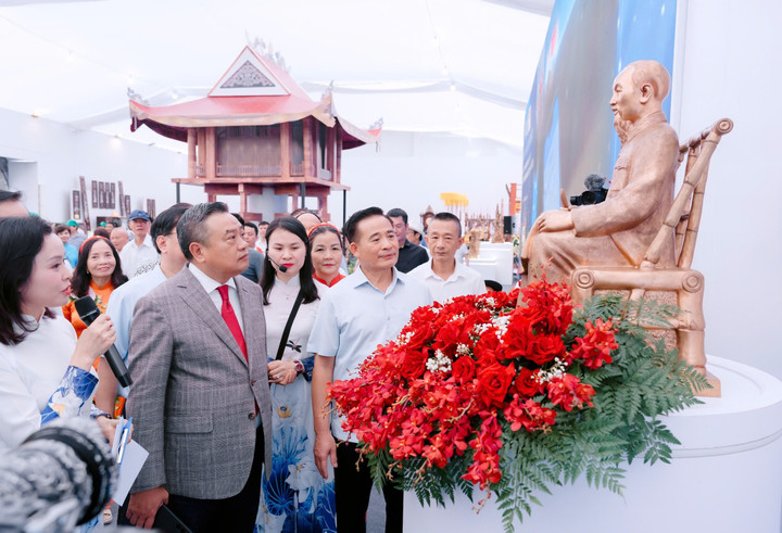 Chủ tịch UBND TP Hà Nội Trần Sỹ Thanh tham quan Không gian Truyền thống và Sáng tạo Hà Nội 2025.