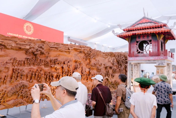 Du khách trải nghiệm tại khu vực không gian làng nghề truyền thống.