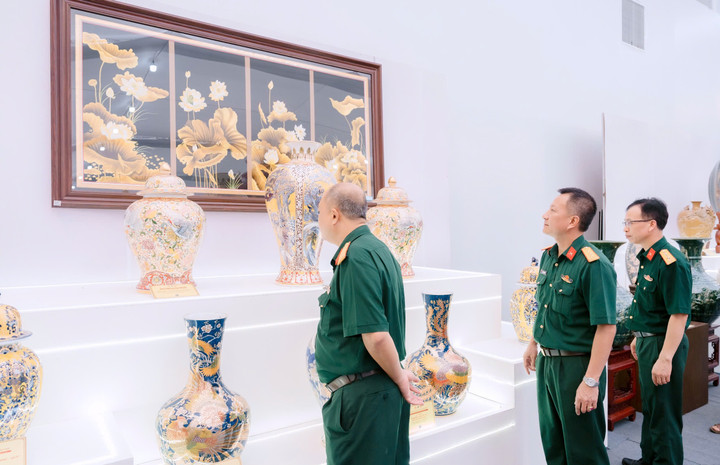 Du khách tham quan triển lãm.