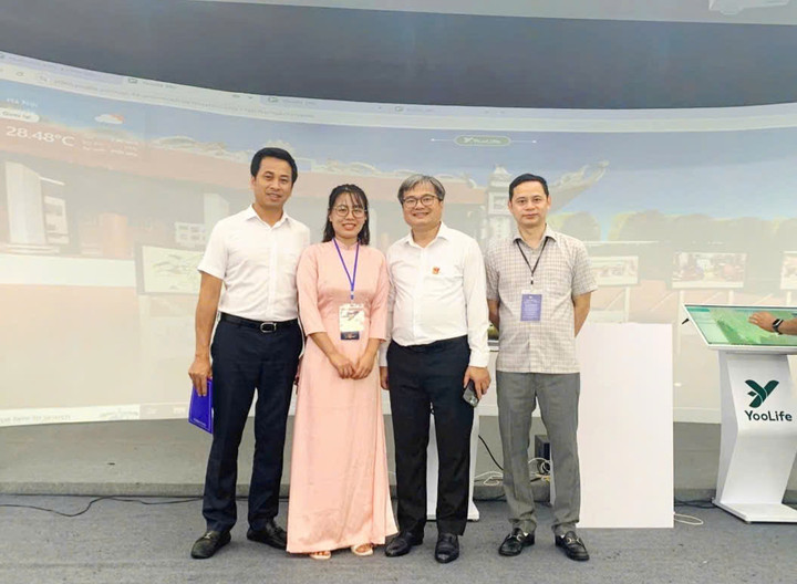 Phó Chủ tịch UBND TP Hà Nội Trương Việt Dũng cũng tới thăm không gian Triển lãm.