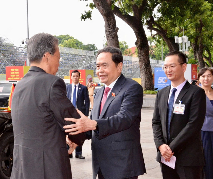 Chủ tịch Quốc hội Trần Thanh Mẫn đón Ủy viên trưởng Nhân đại toàn quốc Trung Quốc Triệu Lạc Tế.