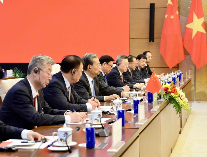 Các đại biểu tham dự cuộc hội đàm.