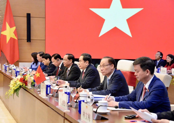 Các đại biểu tham dự cuộc hội đàm.