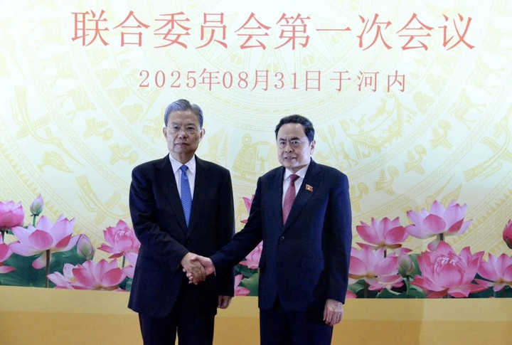 Chủ tịch Quốc hội Trần Thanh Mẫn và Ủy viên trưởng Ủy ban Thường vụ Đại hội Đại biểu Nhân dân toàn quốc nước Cộng hòa nhân dân Trung Hoa Triệu Lạc Tế bắt tay sau Phiên họp lần thứ nhất.