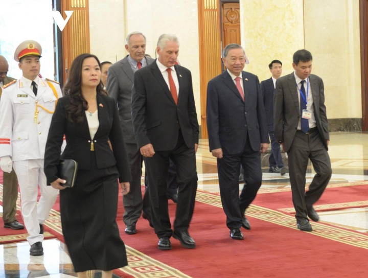 Hai nhà lãnh đạo tiến vào buổi hội đàm.