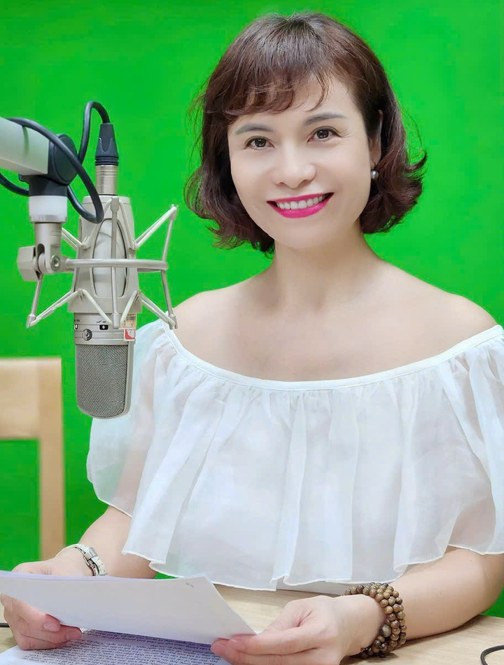 Phát thanh viên Hồng Huệ là giọng đọc nổi tiếng của Đài Tiếng nói Việt Nam qua các chương trình thời sự chính luận và "Đọc truyện đêm khuya"; "Tiếng thơ",...