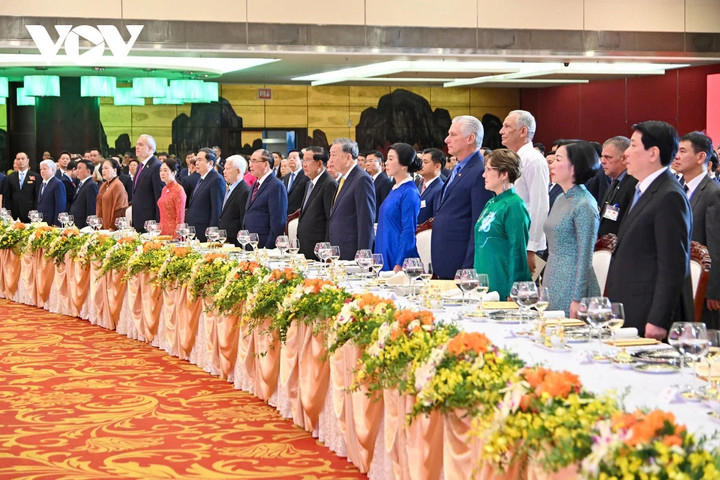 Các đại biểu thực hiện nghi thức chào cờ.