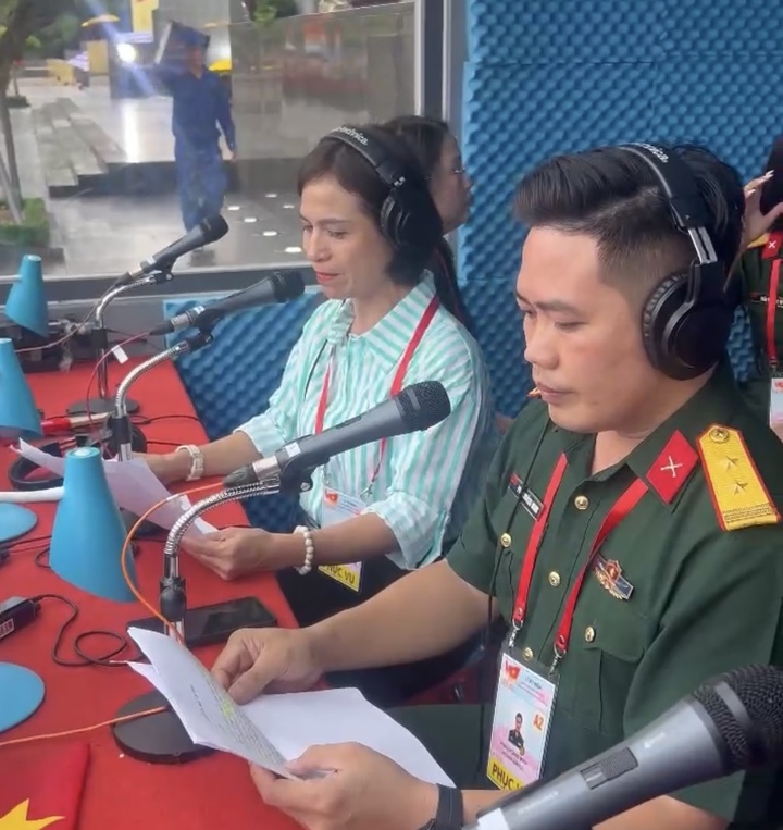 Phát thanh viên Hồng Huệ của VOV là một trong những giọng đọc chính của Tổ thuyết minh lễ diễu binh, diễu hành A80.