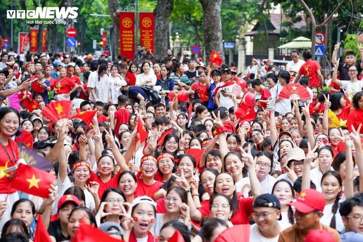 Thống kê cho thấy người Hà Nội mua mạnh các sản phẩm thời trang, phụ kiện trong dịp lễ 2/9 này.