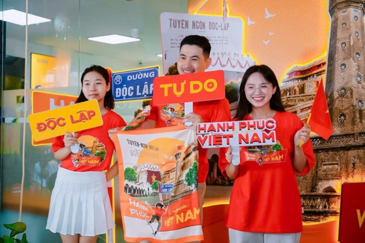 Người Việt chi hàng tỷ đồng mua khăn, áo, cờ đỏ sao vàng dịp đại lễ 2/9.