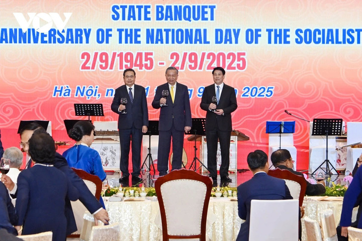 Tổng Bí thư Tô Lâm, Chủ tịch nước Lương Cường và Chủ tịch Quốc Hội Trần Thanh Mẫn thực hiện nghi thức chúc mừng.