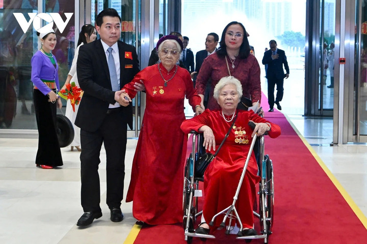 Các mẹ Việt Nam anh hùng tới dự chiêu đãi trọng thể kỷ niệm 80 năm Quốc khánh 2/9.