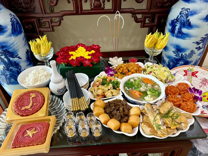 Mâm lễ cúng Rằm tháng 7 với đủ đầy các món. (Ảnh:Quynh Lan)