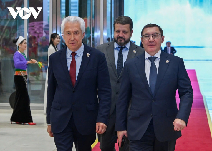 Các vị khách quốc tế dự buổi lễ.