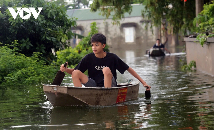 Thôn Bùi Xá nằm cạnh bờ sông Bùi, nước đã tràn vào từ tối 26/8, đến hôm nay toàn bộ con đường dài hơn 500 m chạy dọc thôn đã ngập, chỗ sâu nhất hơn 1 mét. Thôn Bùi Xá nằm cạnh bờ sông Bùi, nước đã tràn vào từ tối 26/8, đến hôm nay toàn bộ con đường dài hơn 500 m chạy dọc thôn đã ngập, chỗ sâu nhất hơn 1 mét.
