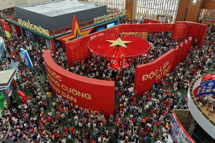 Chỉ trong 3 ngày (28/8-30/8), Triển lãm Thành tựu đất nước “80 năm Hành trình Độc lập - Tự do - Hạnh phúc” tại Trung tâm Triển lãm Việt Nam - VEC (Đông Anh, Hà Nội) đã hút gần 1 triệu lượt khách. Từ không gian rộng rãi, khoáng đạt hiếm thấy đến hạ tầng đồng bộ, tiện ích công nghệ, giải trí có 1-0-2, dịch vụ ẩm thực đa dạng, nơi đây đang biến mỗi bước chân của du khách đều trở thành những trải nghiệm đáng nhớ.