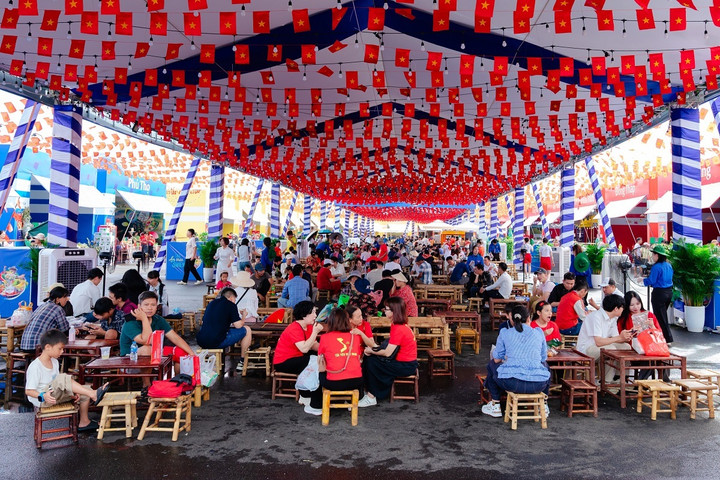 Ngoài trời, du khách cũng có thể dừng chân tại Sân Bắc và Sân Tây, nạp năng lượng với hơn 114 kiosk ẩm thực. Đặc biệt tại Sân Tây, “Đoàn tàu Ẩm thực Bắc - Nam” đưa du khách vào một chuyến du ngoạn vị giác xuyên Việt với hàng trăm món ngon từ 34 tỉnh, thành để du khách vừa no bụng vừa thêm một lần “check-in văn hóa”. “Đi Triển lãm mà lạc vào khu tàu ẩm thực là xác định mất cả buổi - vì muốn ăn hết mà bụng thì có hạn”, Thu Thảo (22 tuổi, Hà Nội) vừa cười vừa chia sẻ.