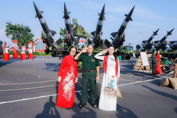 “Tôi đọc báo thấy giới thiệu đây là Trung tâm triển lãm Top 10 thế giới. Tới tận nơi mới thấy rất xứng đáng. Từng tiện ích, dịch vụ đều được thiết kế, tổ chức khoa học, mang lại trải nghiệm thuận tiện cho du khách. 10 điểm không có nhưng”, anh Minh Vũ (Phú Thọ), đánh giá.