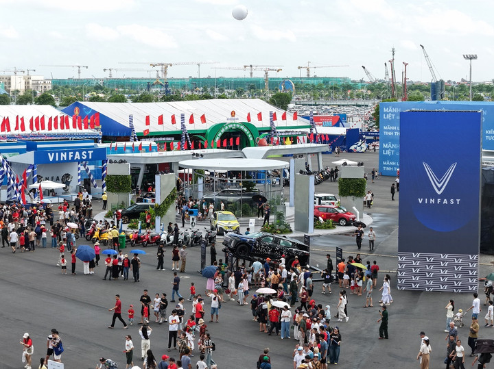 Tại VEC, du khách như lạc vào thế giới sôi động với trung bình 100 sự kiện, hoạt động trải nghiệm mỗi ngày, hàng trăm gian hàng trải dài trong nhà lẫn ngoài trời. Ai cũng dễ dàng tìm thấy các góc check-in sống ảo “nghìn like”. Giới trẻ đặc biệt mê đắm khu khoa học, công nghệ - nơi có robot thông minh, màn hình tương tác và những ứng dụng thực tế ảo. Các gia đình lại có riêng một không gian để gắn kết với con trẻ. Đó là khu vui chơi rộng lớn bao gồm nhiều trò chơi đặc sắc, rộn ràng âm thanh, ánh sáng lung linh. Đi một vòng, các thành viên sẽ cảm nhận trọn vẹn sự kết hợp hoàn hảo giữa giáo dục, công nghệ và giải trí, biến mỗi hoạt động tại VEC trở thành một kỉ niệm đáng nhớ.